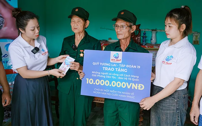 Hình ảnh biểu tượng bảo mật (khóa, khiên) kết hợp với hình ảnh đội ngũ hỗ trợ khách hàng chuyên nghiệp của Lucky88, thể hiện cam kết về sự an toàn và dịch vụ tận tâm cho người chơi.